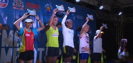 Pódio feminino da Meia Maratona (Foto: Reprodução / TV Cabo Branco)